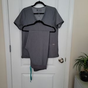 FIGS Graphite Medium Scrub Set